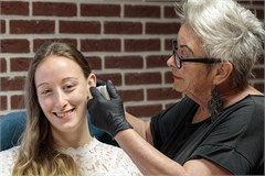 plaatsen van een oorbel